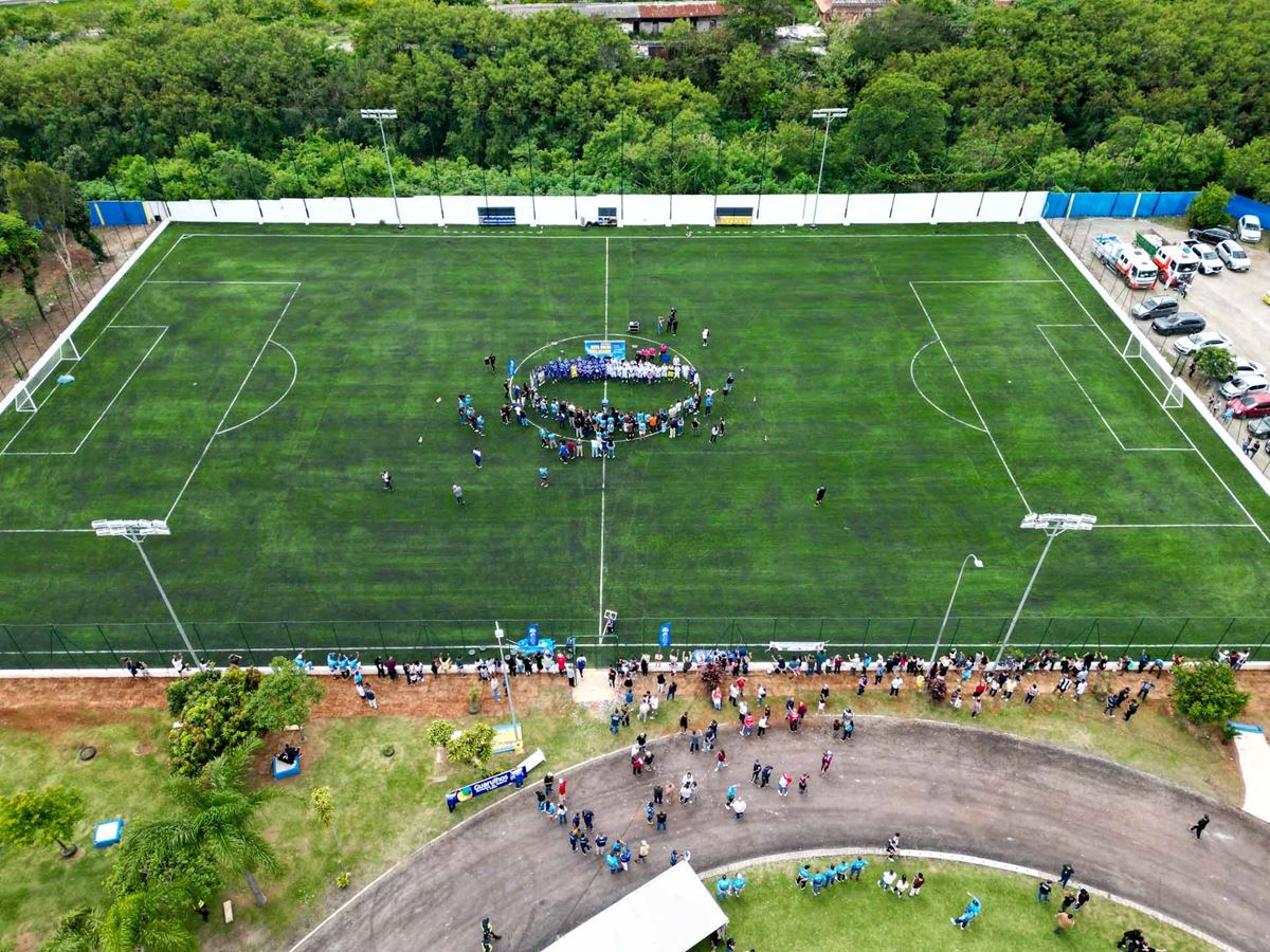 Prefeitura de Guarulhos entrega novo campo com gramado sintético na Arena Ponte Grande
