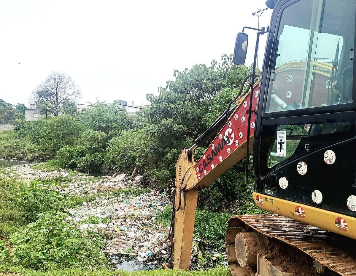 Prefeitura promove limpeza de córrego no Jardim Campestre