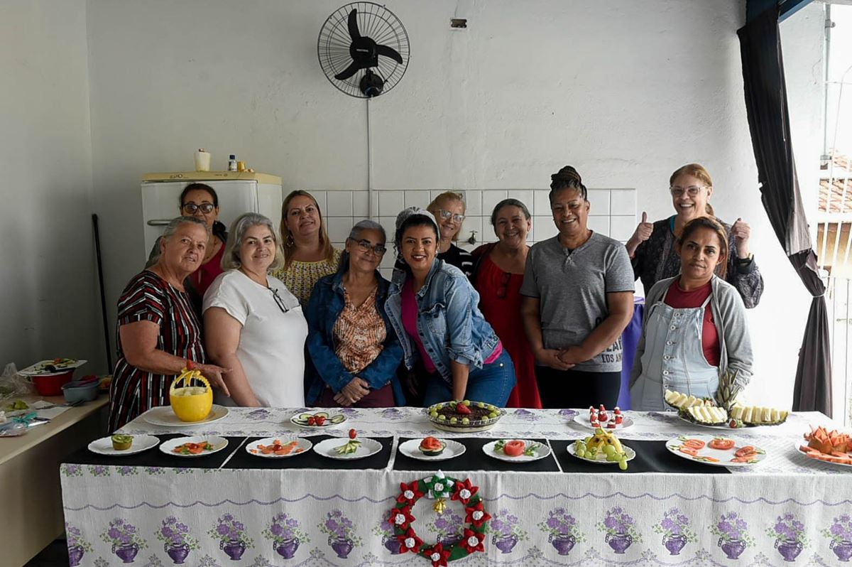 Prefeitura realiza oficina que transforma frutas e legumes em decoração natalina