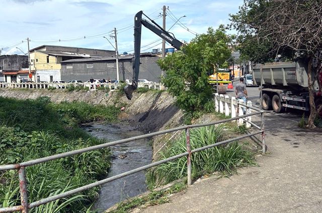 Prefeitura realiza desobstrução de córrego e boca de lobo no Cocaia e Vila Galvão