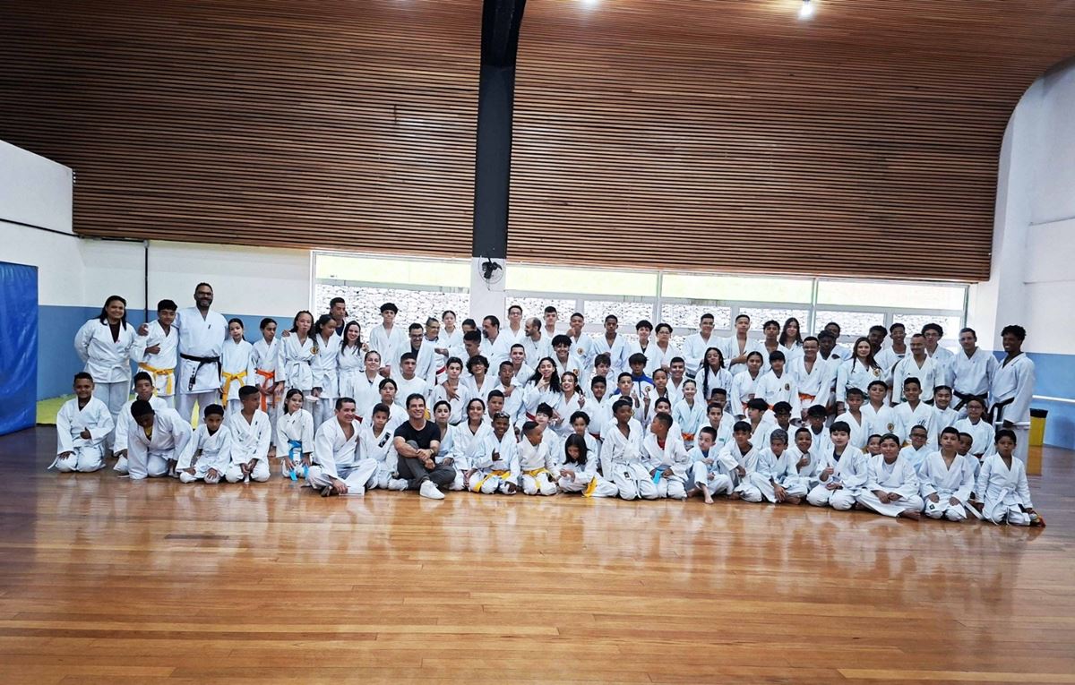 Encerramento das atividades do ano do karatê reúne alunos e familiares no CEU Pimentas