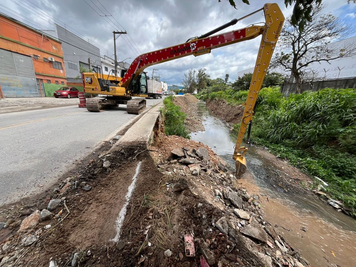 Prefeitura promove serviços de zeladoria em trecho do córrego Popuca