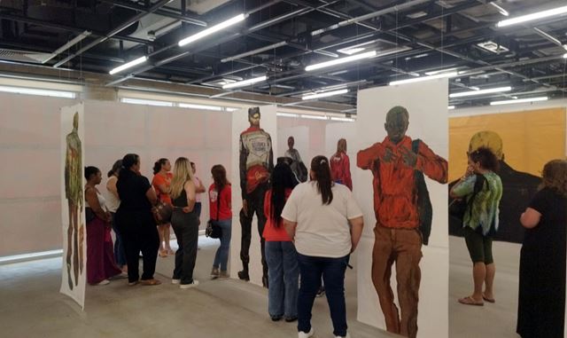 Professores da EPG Vinícius de Moraes visitam exposição no SESC Guarulhos