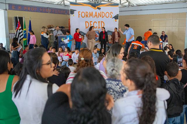 Alunos da EPG Teresinha Mian recebem certificado de conclusão do curso de defesa e cidadania