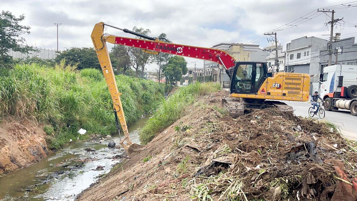 Prefeitura promove ações de desassoreamento e contenção de talude em córrego da Cidade Satélite