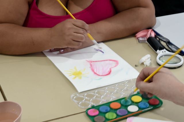 Prefeitura reúne mulheres com fibromialgia em oficina de arteterapia com aquarela