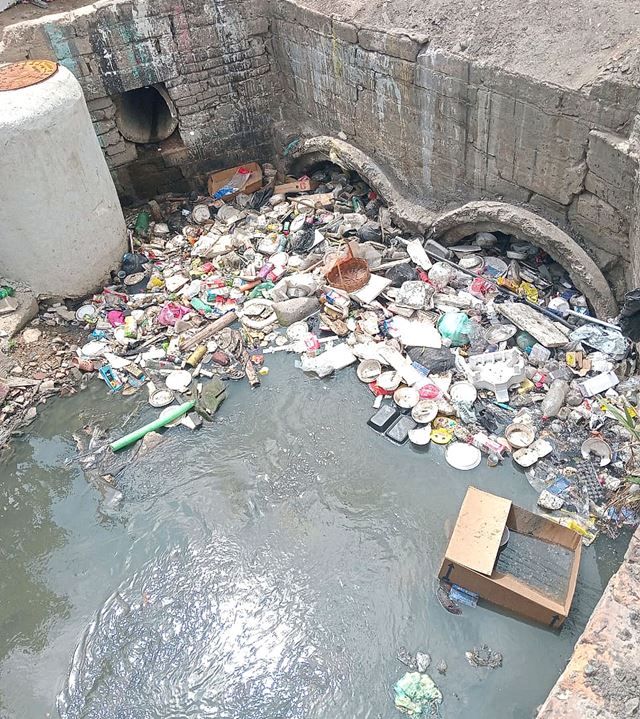 Prefeitura desobstrui córrego no Cocaia e reforça combate ao descarte irregular de lixo