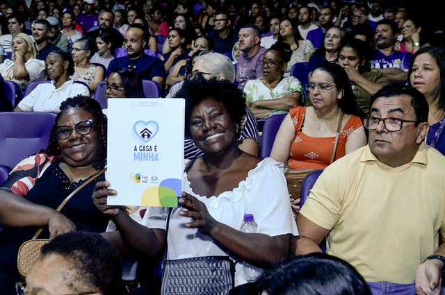 Prefeitura entrega títulos de propriedade para mais de 1.300 famílias em 11 meses