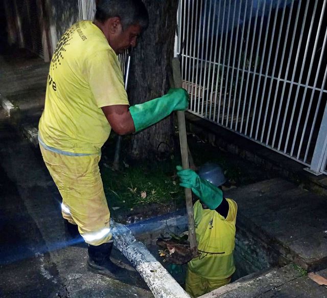 Prefeitura promove a desobstrução de bocas de lobo em ruas da Vila Galvão