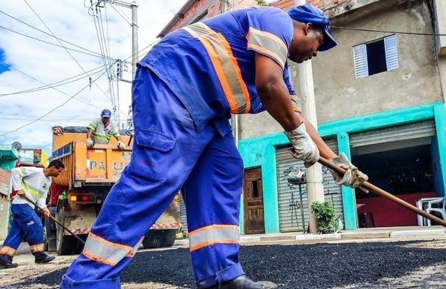 Manutenções do tapa-buracos são realizadas em sete regiões da cidade