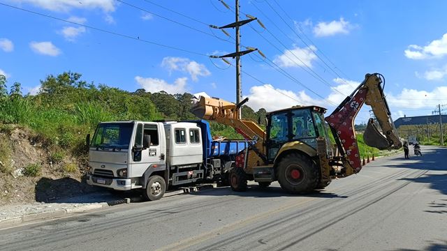 Prefeitura combate descarte irregular na avenida Orlanda Bergamo
