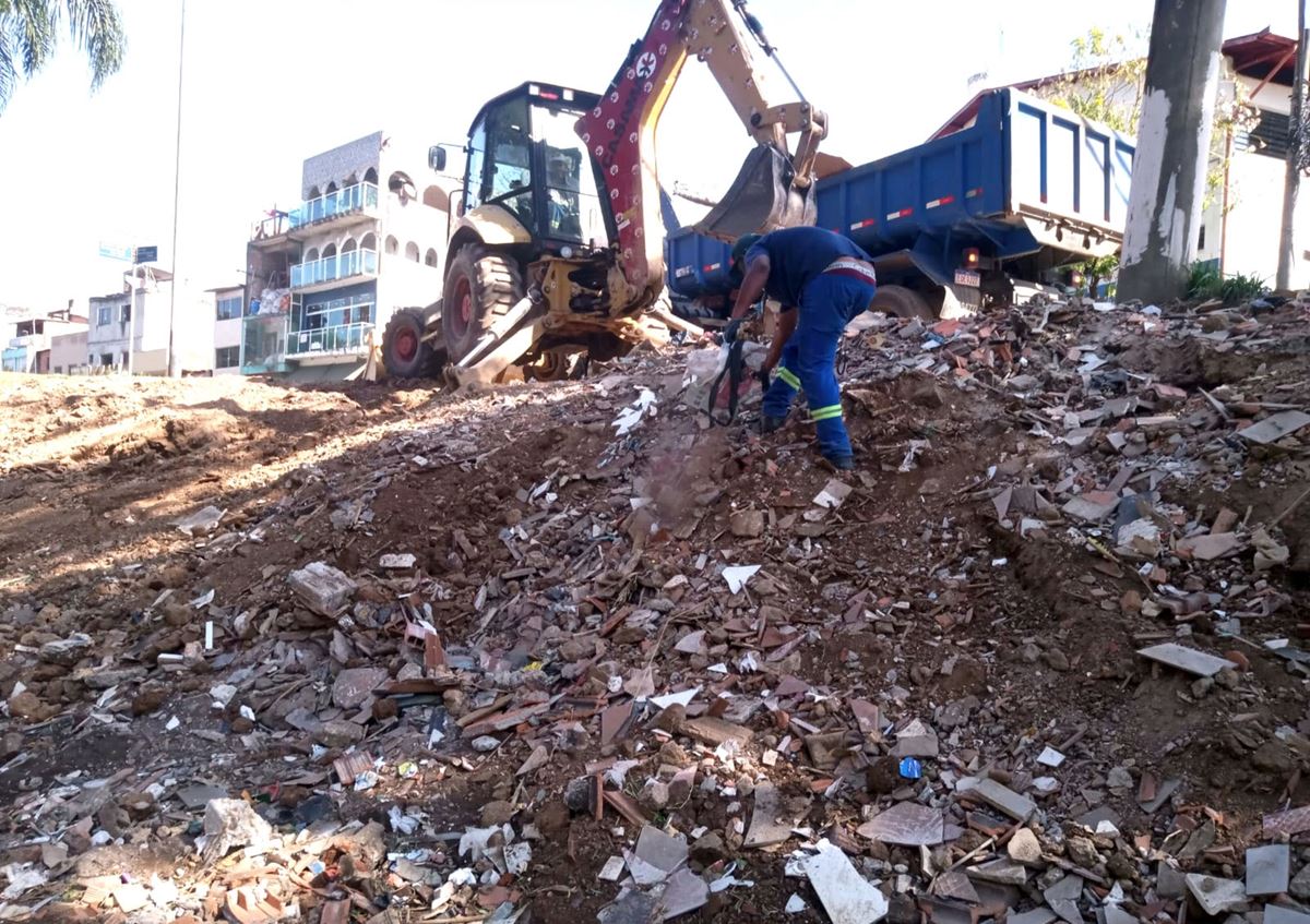 Prefeitura promove operação de limpeza no córrego dos Cubas