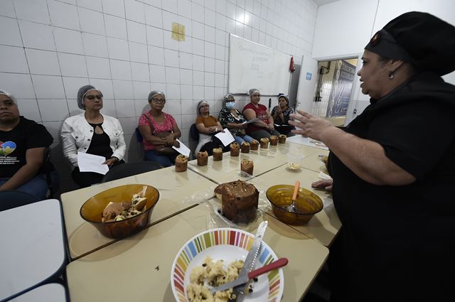 Mães atípicas participam de curso gratuito de panetone oferecido pela Prefeitura