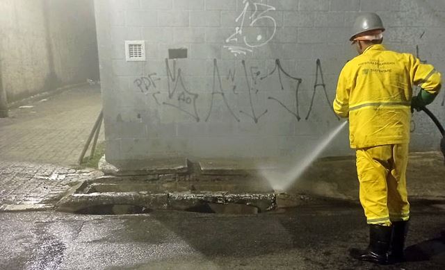 Prefeitura promove limpeza e desobstrução de bocas de lobo no Presidente Dutra