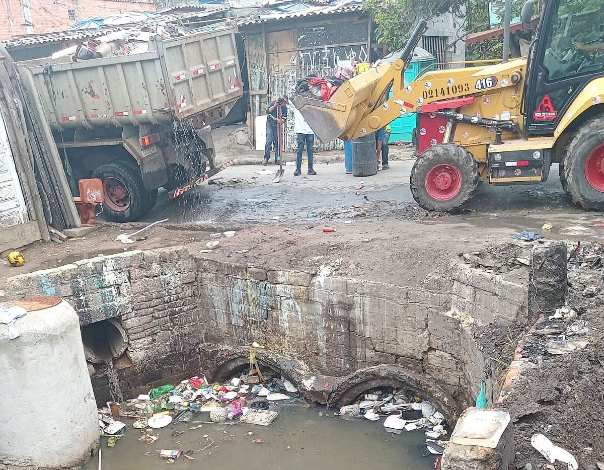 Prefeitura promove limpeza e desobstrução de travessia do córrego dos Japoneses