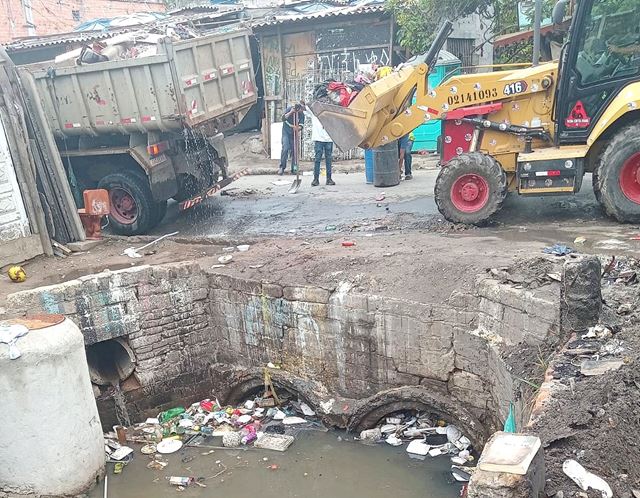 Prefeitura promove limpeza e desobstrução de travessia do córrego dos Japoneses
