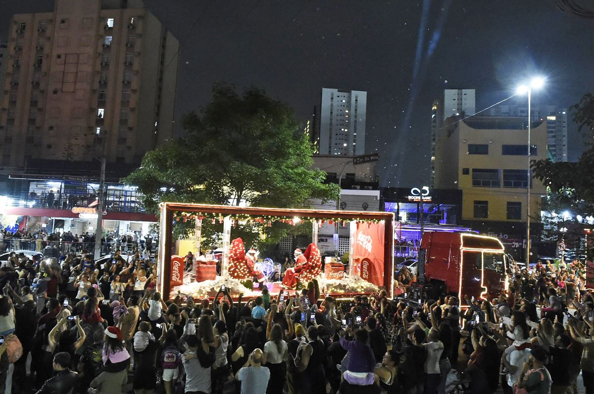 Papai Noel e Mamãe Noel chegam a Guarulhos em carreta iluminada e encantam famílias neste sábado
