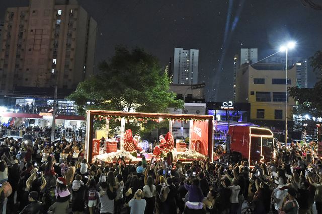 Papai Noel e Mamãe Noel chegam a Guarulhos em carreta iluminada e encantam famílias neste sábado