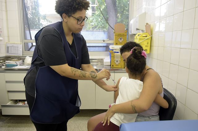 Saúde Toda Hora mantém atendimento no sábado e orienta população a atualizar vacinas