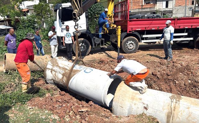 Prefeitura implanta nova tubulação em vala de drenagem no Jardim Fortaleza