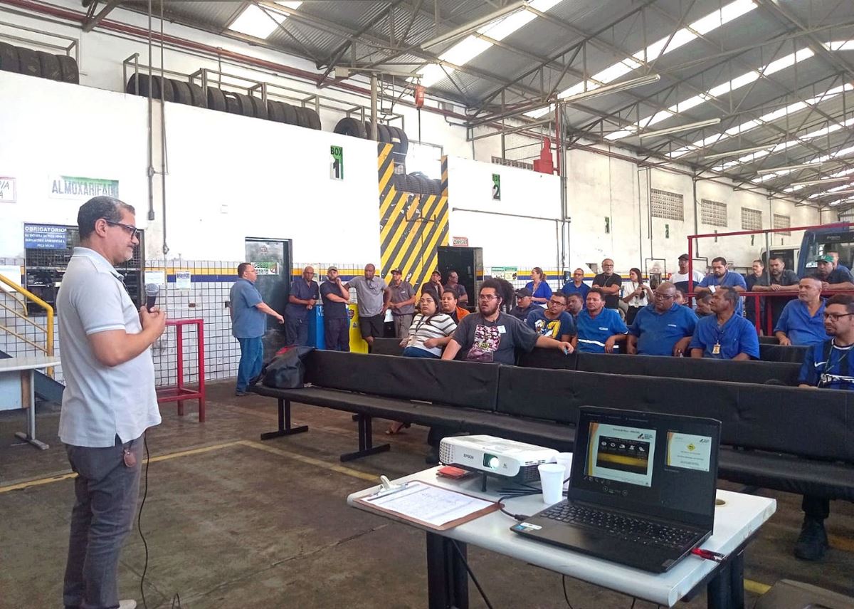Prefeitura promove palestra sobre segurança no trânsito em empresa de ônibus