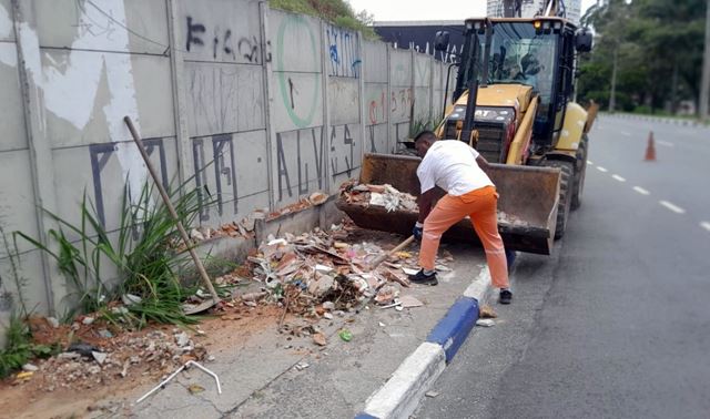 Prefeitura promove a remoção de descarte irregular em vias de três bairros