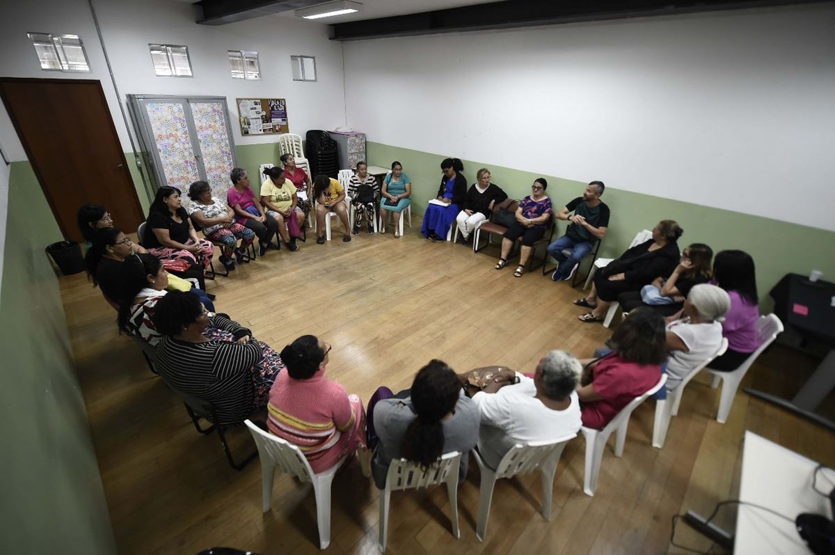 Roda de conversa discute a dinâmica de relacionamentos na Casa da Mulher Pimentas