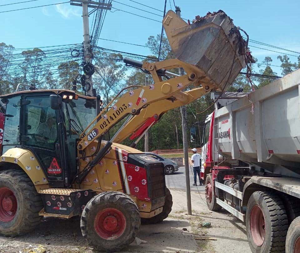 Prefeitura remove descarte irregular em quatro regiões nesta quarta-feira