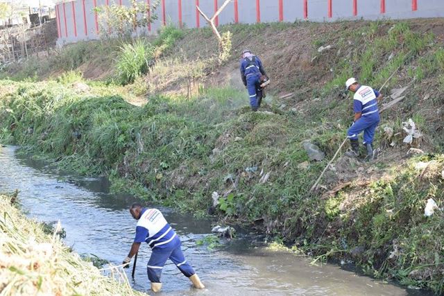 Prefeitura realiza roçagem do córrego Popuca, em Cumbica