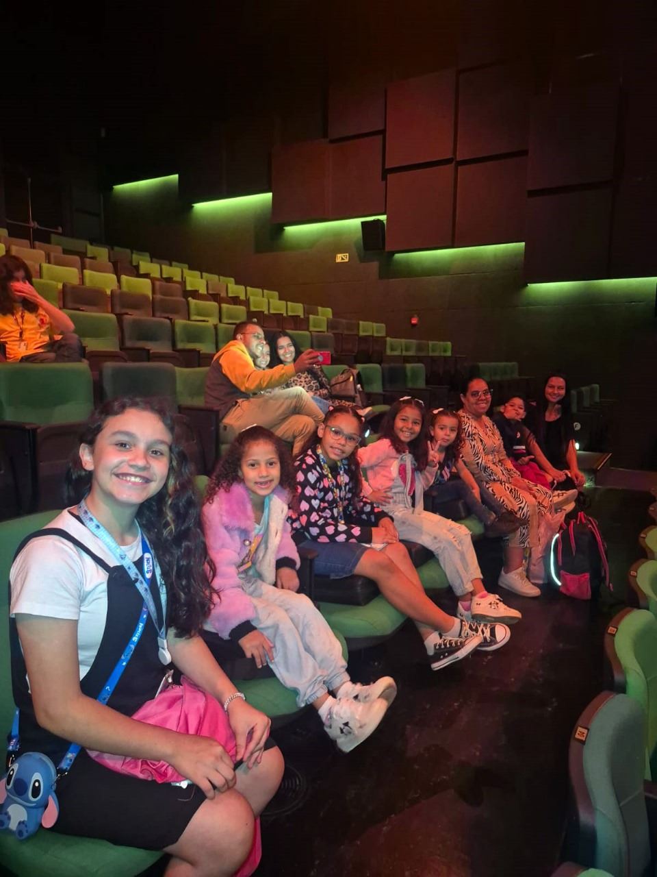 Prefeitura leva crianças e jovens com deficiência para sessão inclusiva de cinema no Sesc Guarulhos