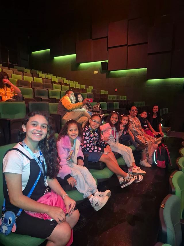 Prefeitura leva crianças e jovens com deficiência para sessão inclusiva de cinema no Sesc Guarulhos