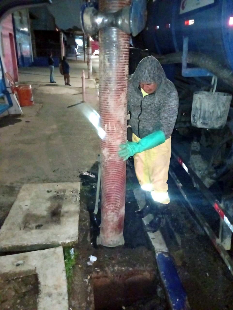 Prefeitura promove a desobstrução de bocas de lobo e de poço de visita no Presidente Dutra