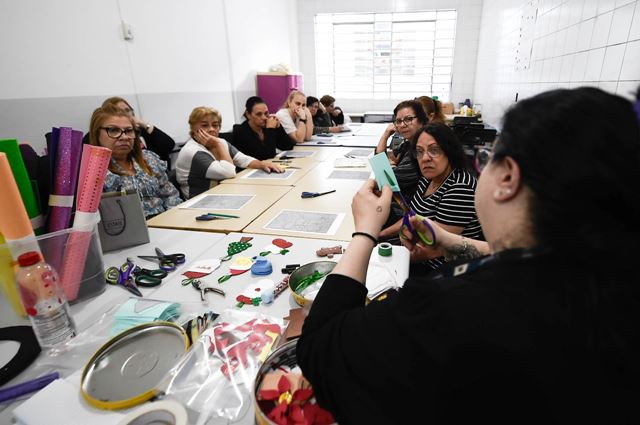 Prefeitura inicia oficinas de enfeites de Natal nas Casas da Mulher
