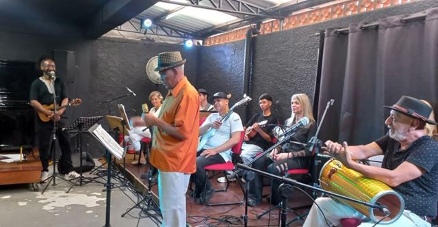 Coletivo Estudando o Samba homenageia integrante em show emocionante no Conservatório