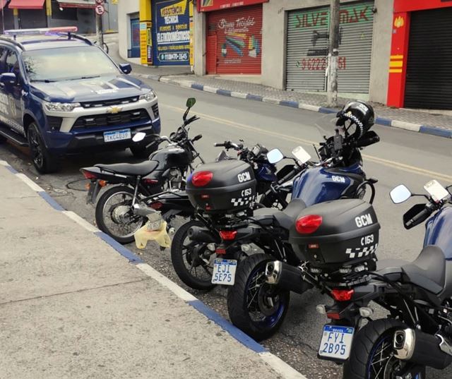 GCM de Guarulhos prende homem e apreende adolescente com motos sem placa no Jardim Maia