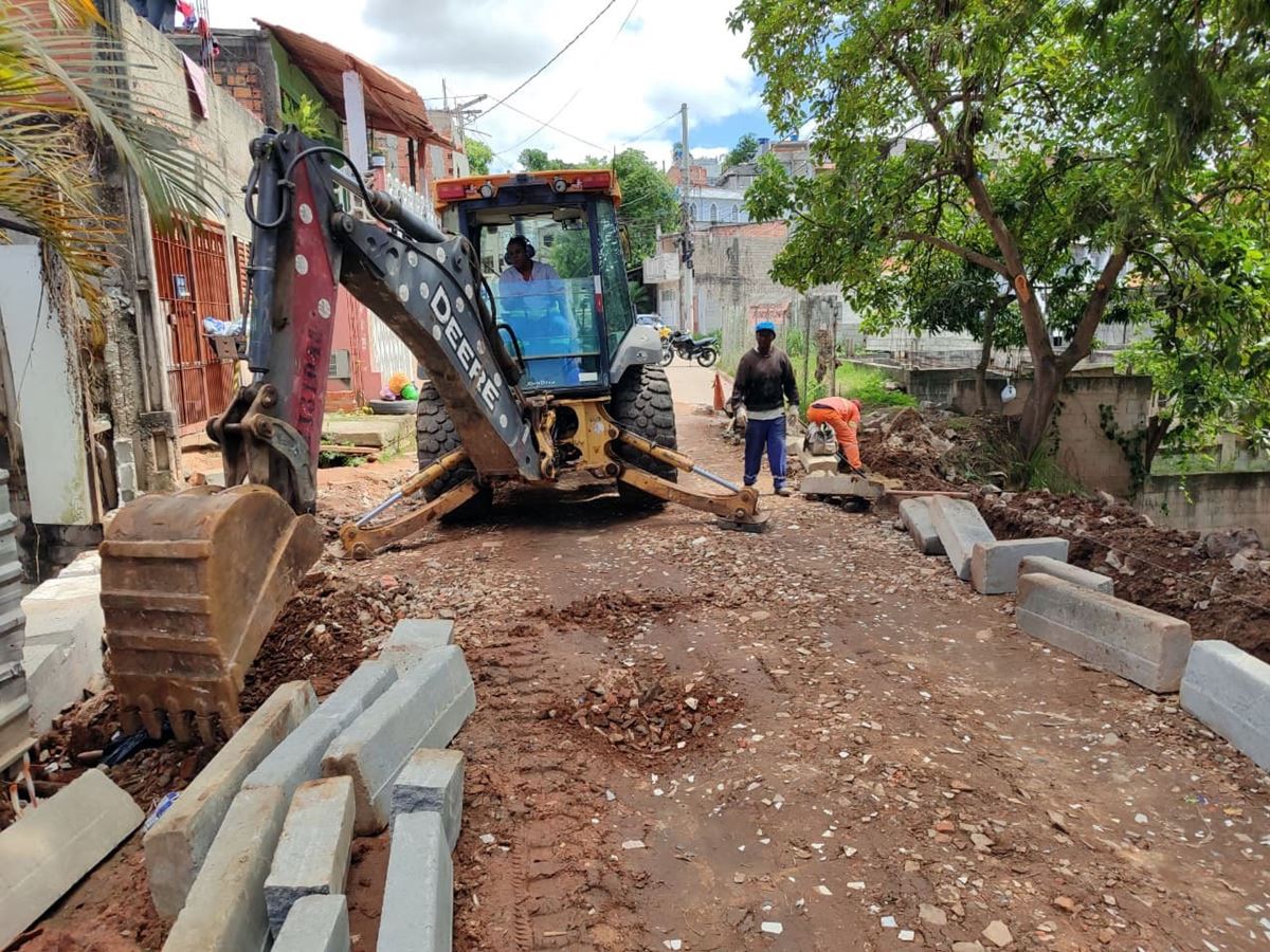 Prefeitura inicia recomposição de guias e sarjetas em rua do Sítio São Francisco