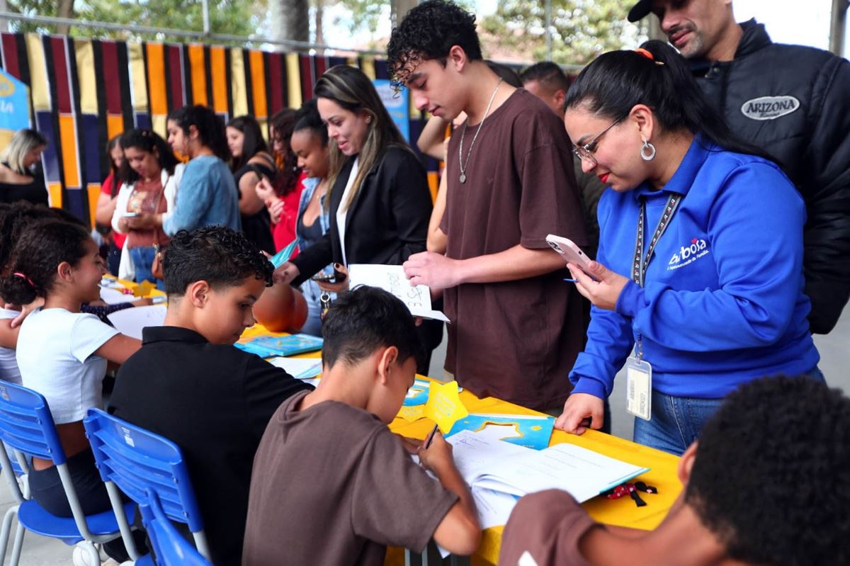 Alunos lançam livros com heróis negros e reforçam o debate sobre a educação antirracista