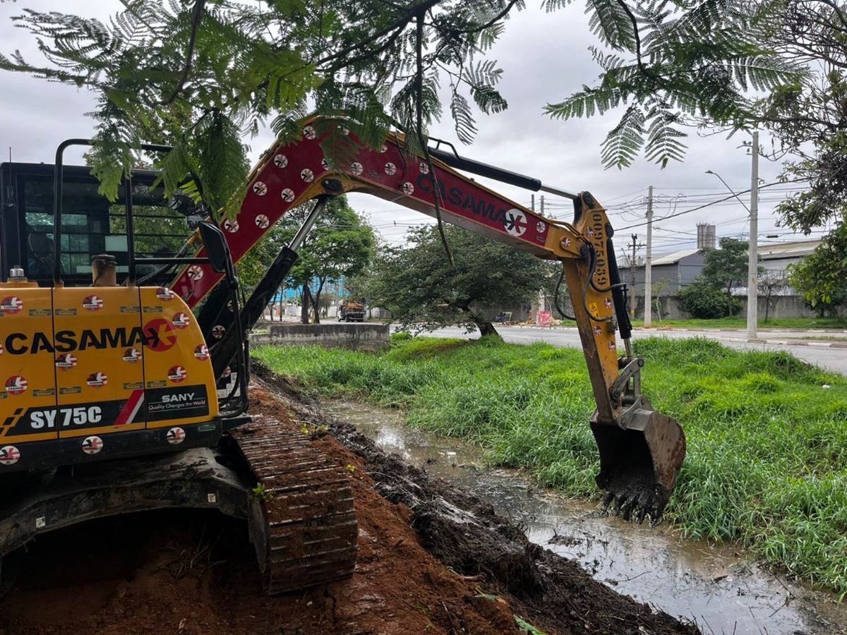 Prefeitura promove desassoreamento de córrego na Cidade Industrial Satélite