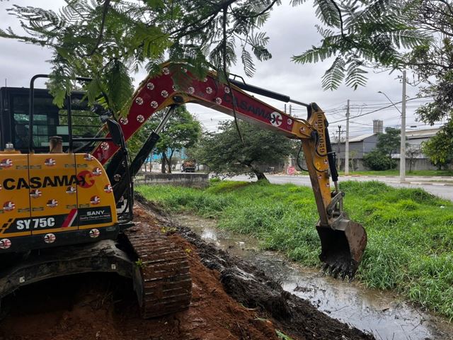 Prefeitura promove desassoreamento de córrego na Cidade Industrial Satélite
