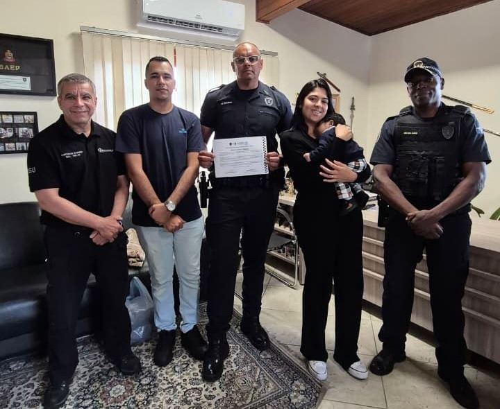 GCMs de Guarulhos salvam bebê com manobra de desengasgo e recebem homenagem