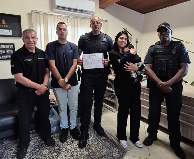 GCMs de Guarulhos salvam bebê com manobra de desengasgo e recebem homenagem