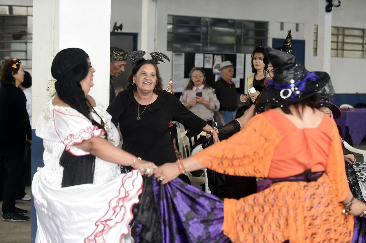 Baile de Halloween fecha Mês da Pessoa Idosa para grupo do Ceresi Pimentas/Cumbica