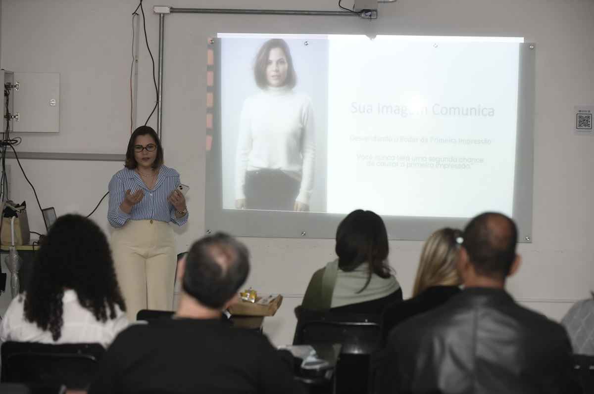Encontro com servidores discute o poder comunicativo da imagem pessoal
