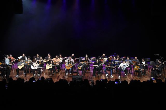 Clube do Violão anima público com apresentação de final de ano no Teatro Adamastor