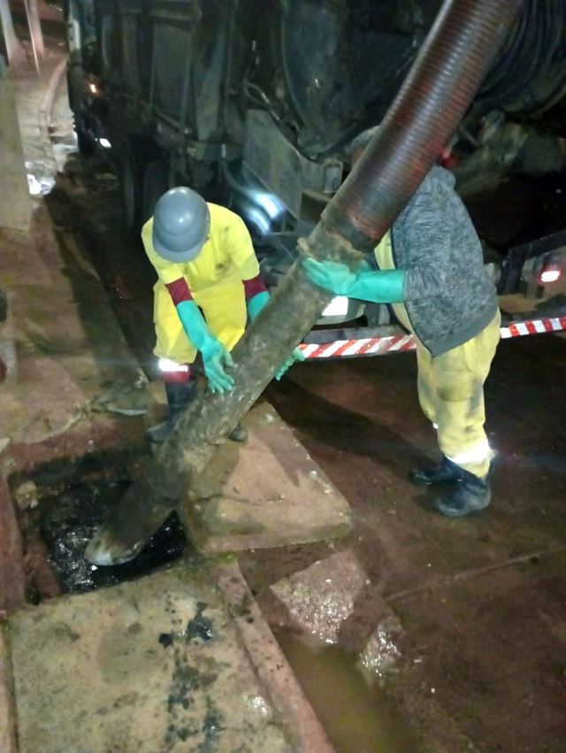 Prefeitura promove a limpeza de boca de lobo obstruída no Cabuçu