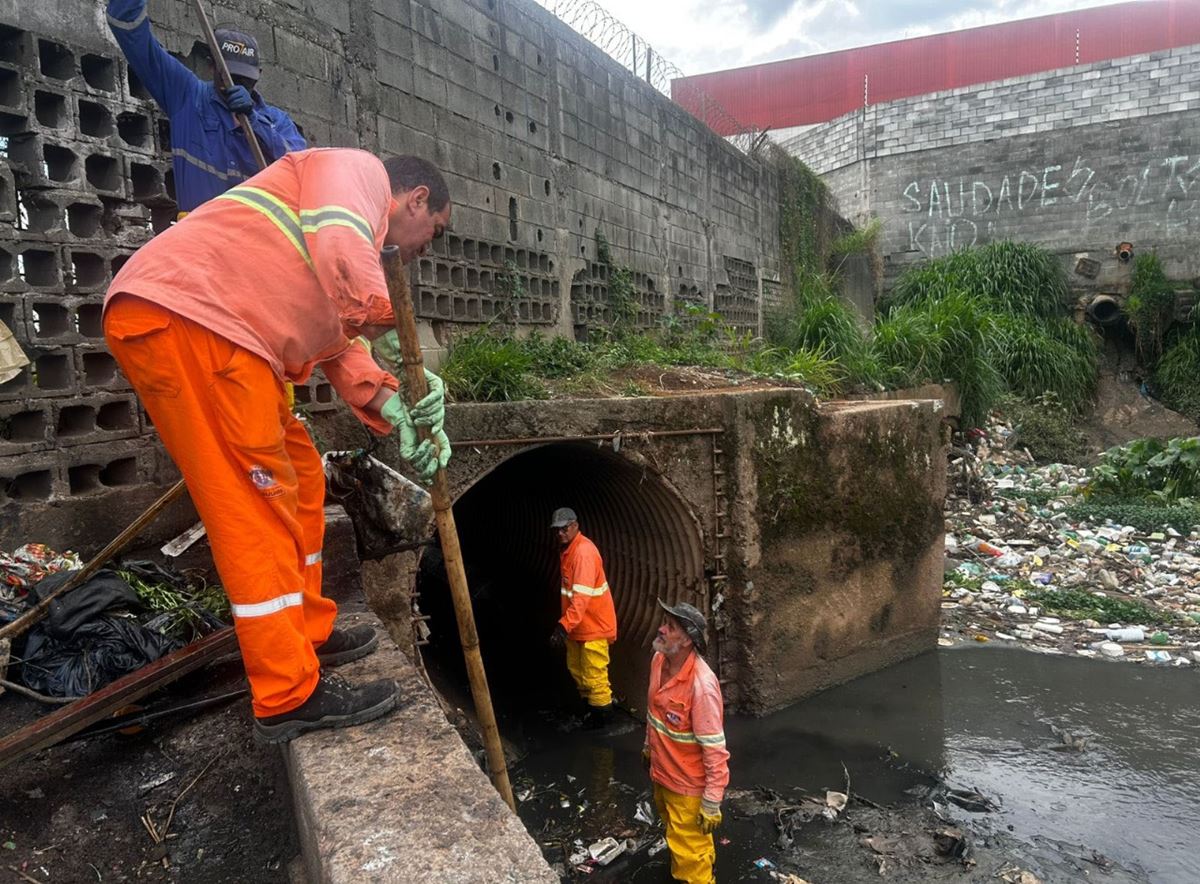 Após chuvas, Prefeitura promove limpeza de trecho do córrego Baquirivu-Mirim