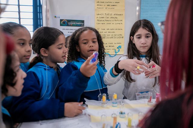 Alunos da rede municipal apresentam projetos de ciências durante a Semana do Conhecimento 2025