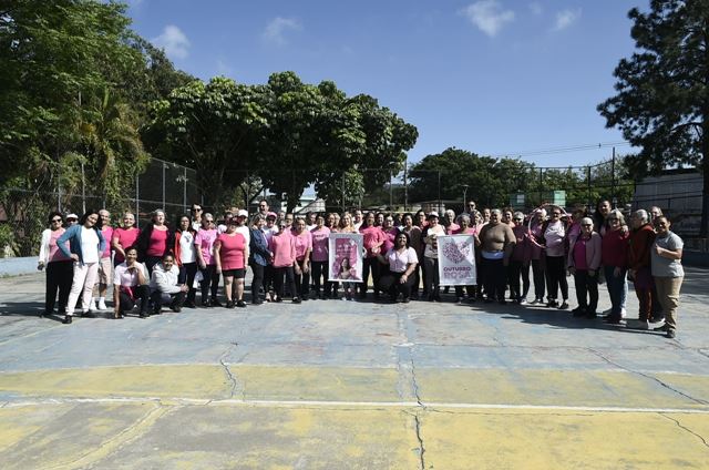 Caminhada Outubro Rosa mobiliza assistidas pela Casa da Mulher Haroldo Veloso