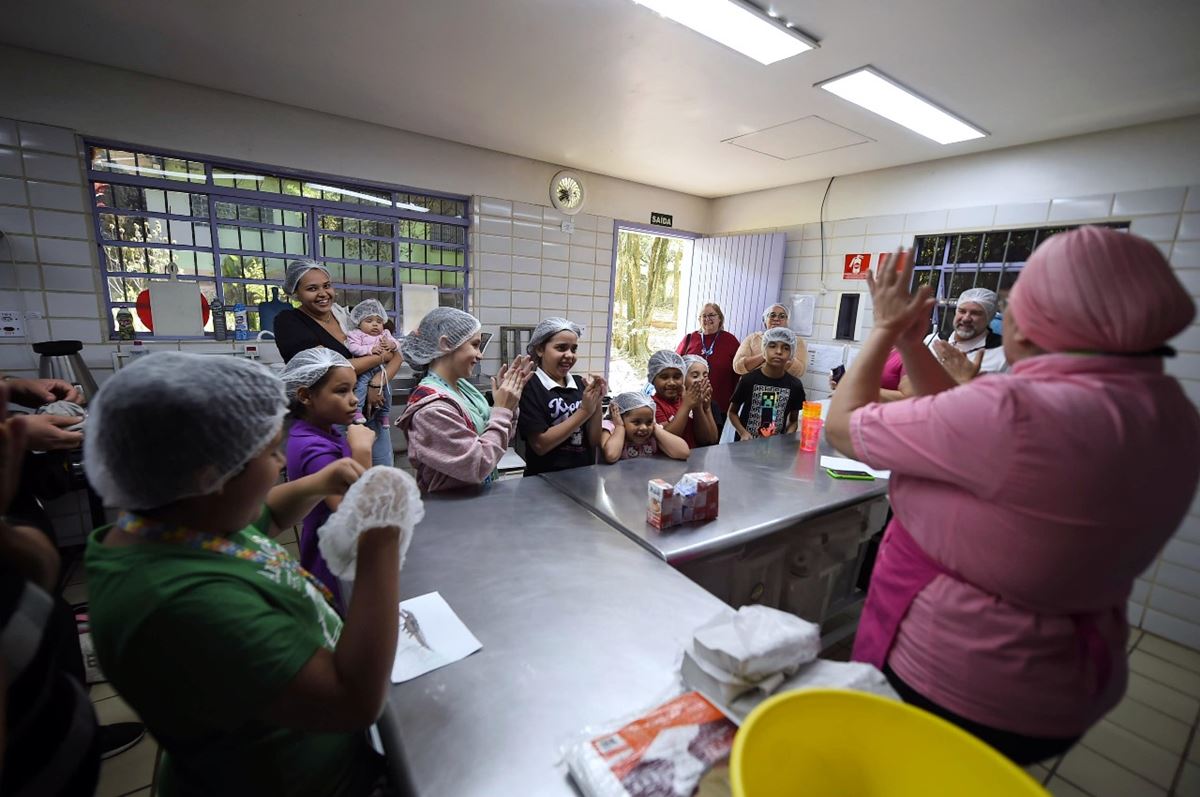Crianças atípicas se divertem na 1ª oficina de brigadeiro Master Chefinhos