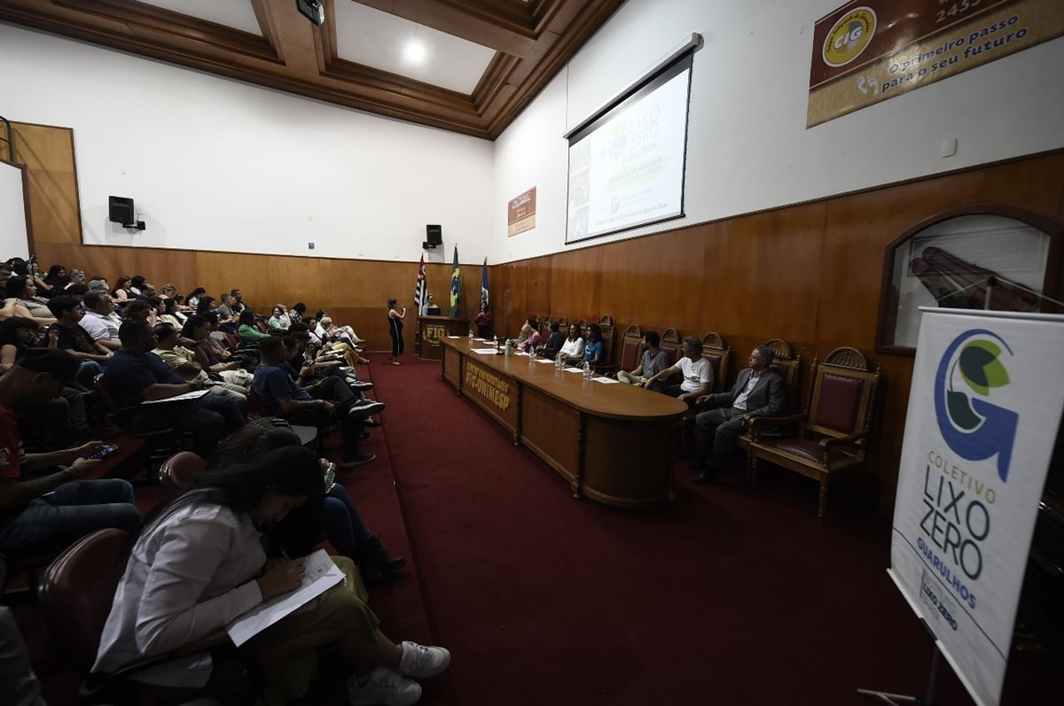 Adamastor recebe palestra sobre o desafio lixo zero para universitários